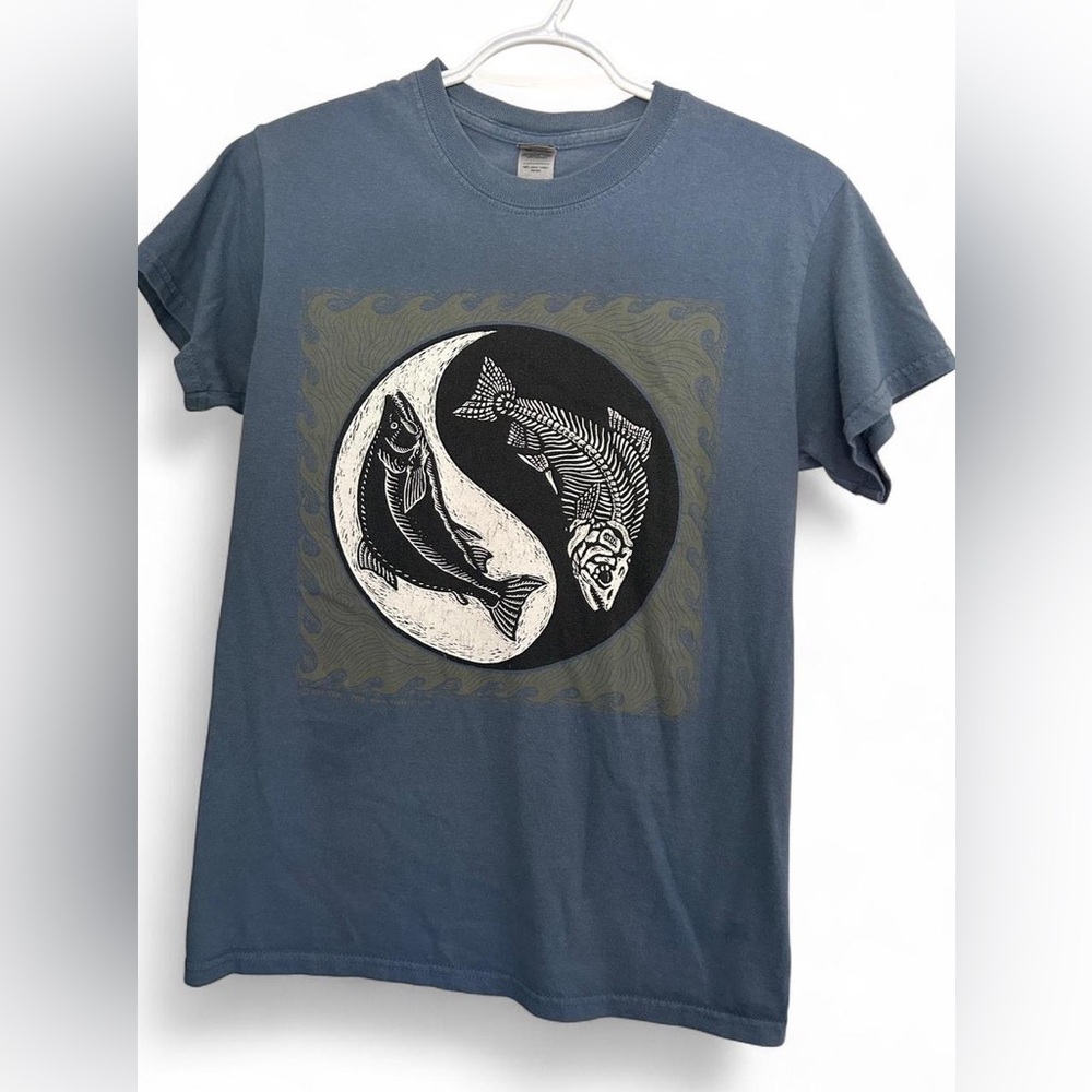 Gildan Slate Blue Yin Yang Fish Skeleton Graphic Tee Cotton Small